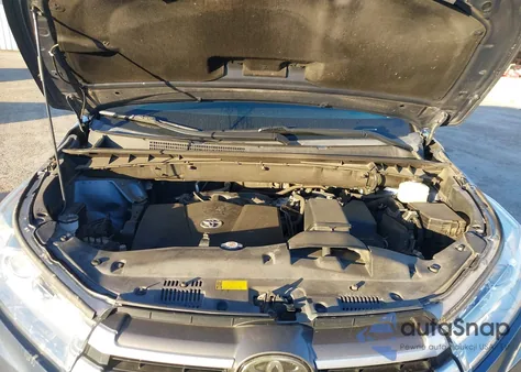 2018 Toyota Highlander Xle z USA, uszkodzony, nr VIN 5TDJZRFH1JS490555